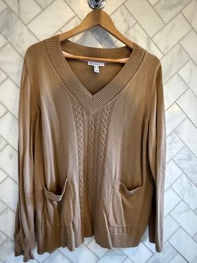 Isaac Mizrahi Live v neck lightweight sweater.